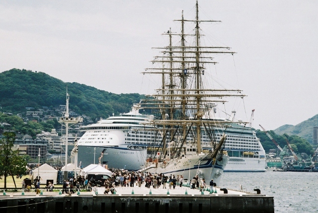 祭り 帆船と客船 a70 24-85 fuji記録用100 20130429 23 (640x429).jpg