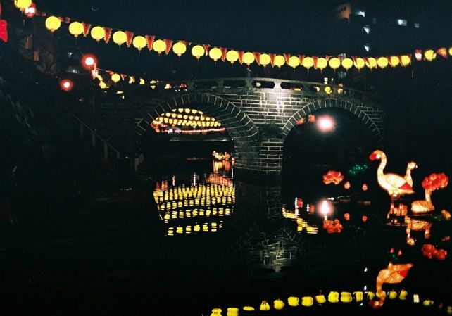 祭り　2013ランタン　眼鏡橋 川面に映りこみ hexar fuji記録用400 20130215 0012.JPG